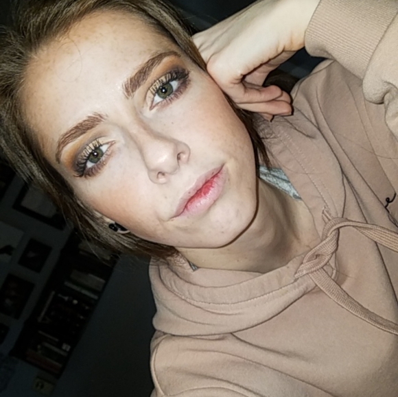 ♡Meet Your Posher♡ - Picture 1 of 4